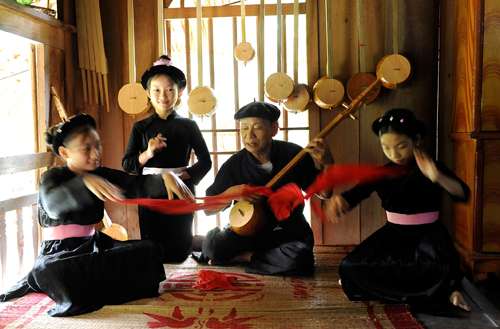 Les chanteurs Tay jouent à l'instrument traditionnel "Dan Tinh"